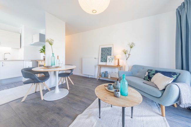 Séjour appartement témoin aprés par HOMESTAGING DECO FRANCE Serris