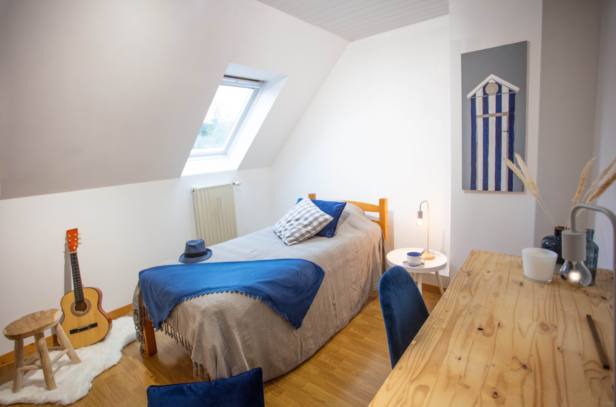 Maison Villerville chambre bleue après réseau HOMESTAGING DECO FRANCE