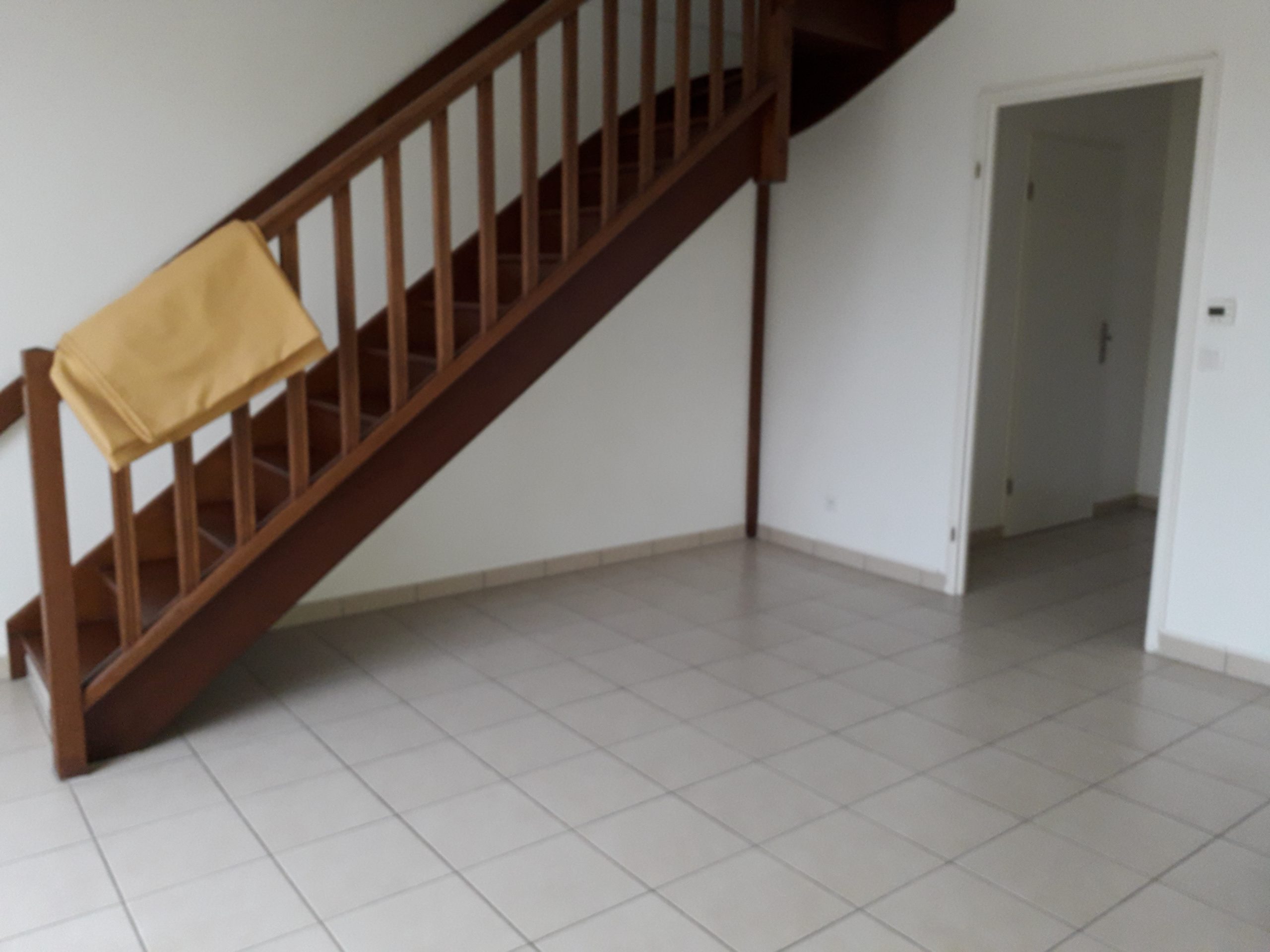 Appartement LISSES Escalier Avant par Réseau HOMESTAGING DECO FRANCE