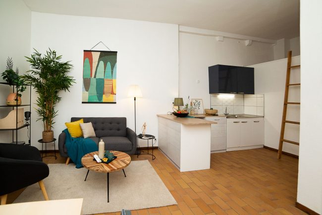 Studio côté cuisine canapé Aprés par le réseau HOMESTAGING DECO FRANCE