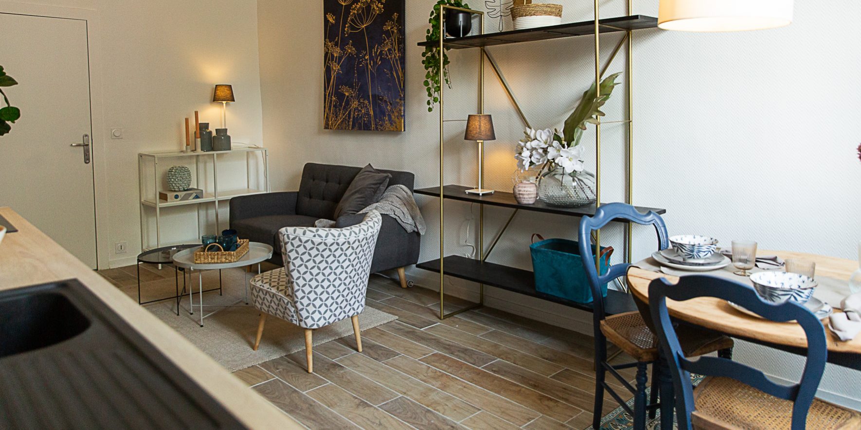 Espace repas studio LINAS Après par HOMESTAGING DECO FRANCE