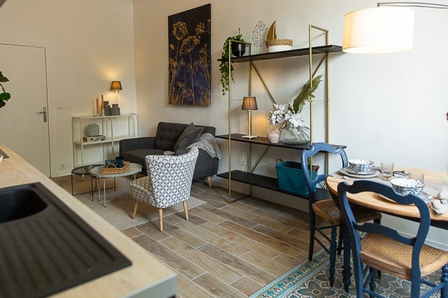 Espace repas studio LINAS Après par HOMESTAGING DECO FRANCE