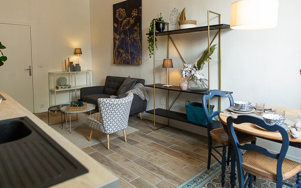 Espace repas studio LINAS Après par HOMESTAGING DECO FRANCE