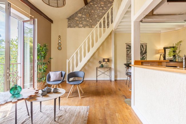 Salon escalier Samois après par HOMESTAGING DECO FRANCE