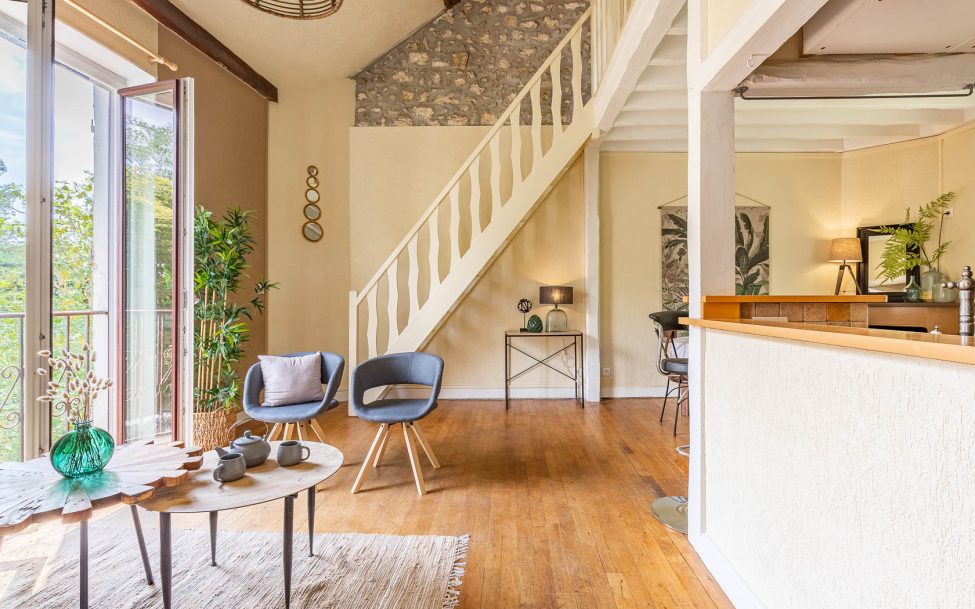 Salon escalier Samois après par HOMESTAGING DECO FRANCE