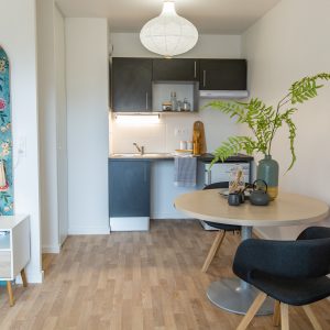 Cuisine appartement témoin CORMONTREUIL Après par Homestaging Déco France