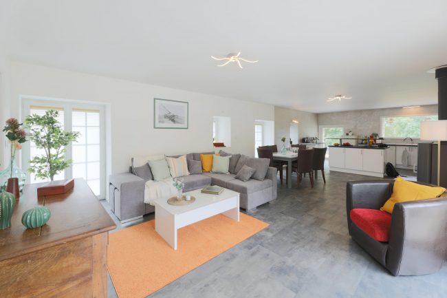 Salon vue ensemble Saint TUGDUAL après par HOMESTAGING DECO FRANCE